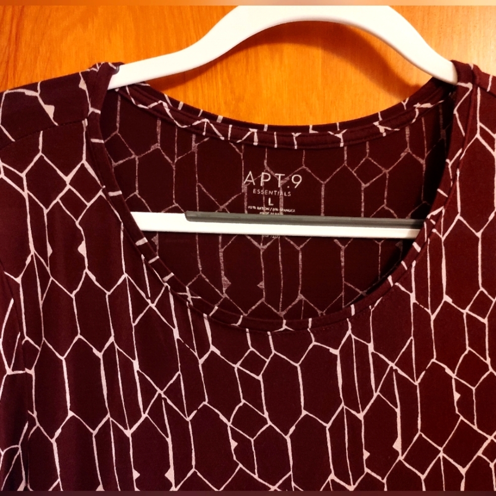 Maroon and white tunic with honeycomb pattern. Apt 9. Women's L.